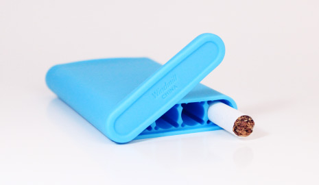 底面のフタを開けるだけで、吸い殻を簡単に捨てれます。