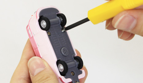 電池交換はカンタン！本体裏面の３つのネジをプラスのドライバーで外します。