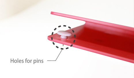 画びょう用の穴があるので、壁やコルクボードに付けることもできます。