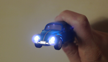 ヘッドライトが点灯します。