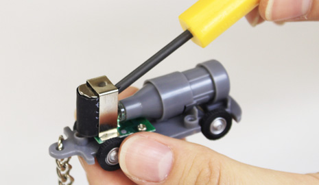 ライトの基板から電池シートごと電池を取り外し、使用済み電池4個を取り出します。