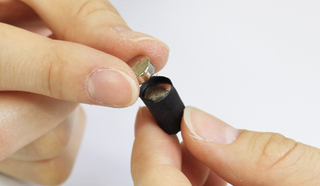 プラス（+）を上向きにして再び本体へ戻します。